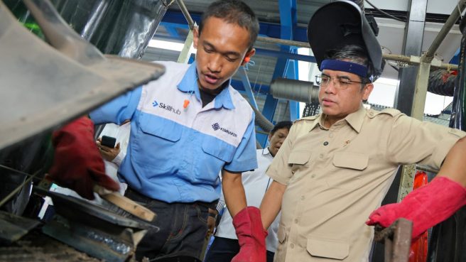 Menteri Ketenagakerjaan Yassierli meninjau workshop teknik las di BBPVP Serang untuk memastikan kualitas pelatihan vokasi.