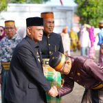 dr. Baso Rahmanuddin mengenakan Pakaian Sipil Resmi (PSR) bersalaman dengan tokoh adat di Wajo.