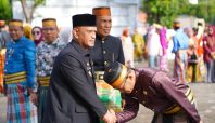 dr. Baso Rahmanuddin mengenakan Pakaian Sipil Resmi (PSR) bersalaman dengan tokoh adat di Wajo.