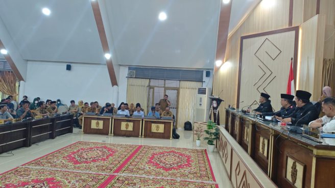 Suasana Rapat Dengar Pendapat Umum (RDPU) di DPRD Wajo yang menghasilkan keputusan penolakan retail modern di Belawa.