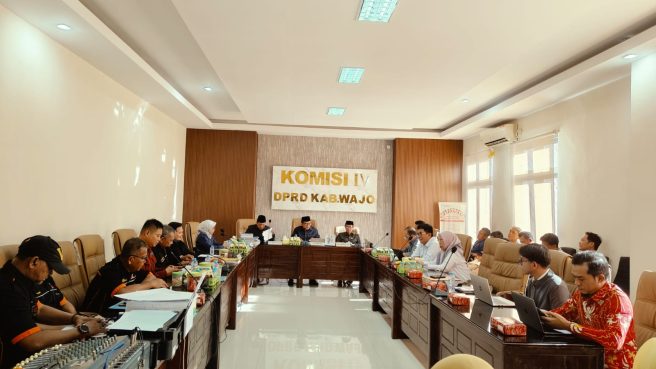 Ketua Komisi IV DPRD Wajo AD Mayang memimpin rapat mediasi antara serikat buruh KSBSI dan jajaran direksi perusahaan energi.