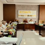 Suasana rapat kerja monitoring dan evaluasi di Ruang Kerja Komisi IV DPRD Kabupaten Wajo yang dihadiri oleh pimpinan komisi, anggota, dan perwakilan dari Dispora Wajo.