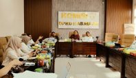 Suasana rapat kerja monitoring dan evaluasi di Ruang Kerja Komisi IV DPRD Kabupaten Wajo yang dihadiri oleh pimpinan komisi, anggota, dan perwakilan dari Dispora Wajo.