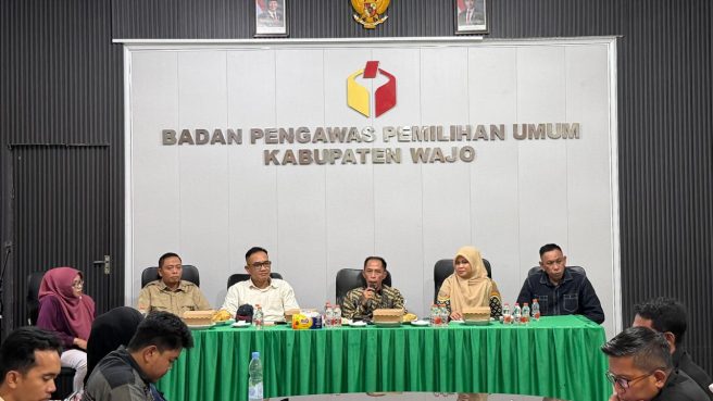 Ketua Komisi I DPRD Wajo Amshar A. Timbang saat menghadiri rapat koordinasi penguatan kelembagaan di Kantor Bawaslu Wajo.