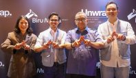 Wamenaker Afriansyah Noor berfoto bersama jajaran pengurus Biru Muda Project dalam konferensi UNWRAP 2026 di Jakarta.