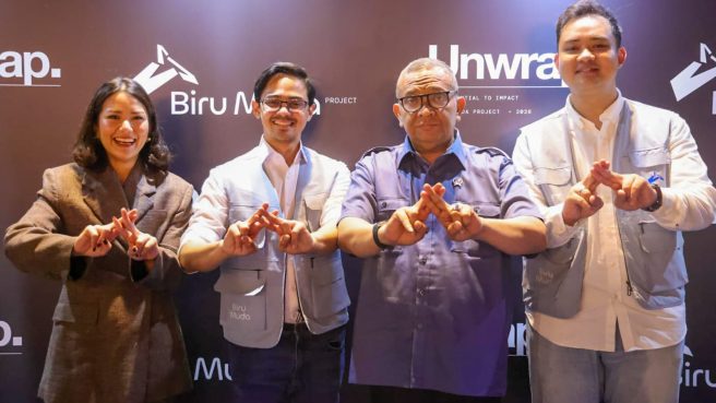 Wamenaker Afriansyah Noor berfoto bersama jajaran pengurus Biru Muda Project dalam konferensi UNWRAP 2026 di Jakarta.