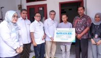 Menaker Yassierli bersama Dirut BPJS Ketenagakerjaan menyerahkan santunan senilai Rp435 juta kepada ahli waris korban kecelakaan kereta api di Bekasi.