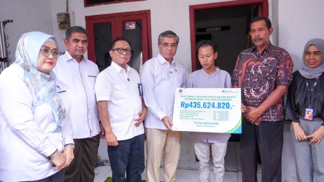 Menaker Yassierli bersama Dirut BPJS Ketenagakerjaan menyerahkan santunan senilai Rp435 juta kepada ahli waris korban kecelakaan kereta api di Bekasi.