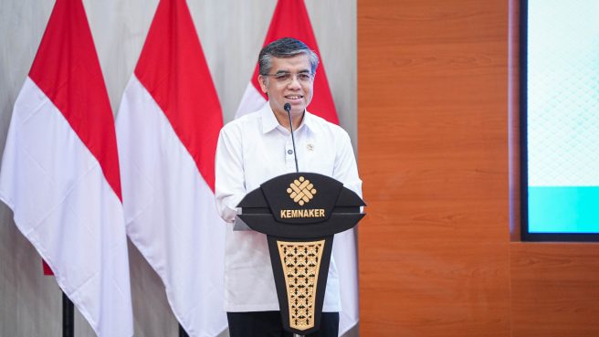 Menaker Yassierli memberikan keterangan terkait rincian santunan miliaran rupiah bagi ahli waris korban kecelakaan kereta api di Bekasi.