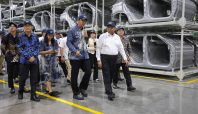 Wakil Menteri Ketenagakerjaan Afriansyah Noor meninjau lini produksi kendaraan listrik di pabrik Hyundai Indonesia.