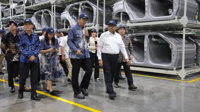 Wakil Menteri Ketenagakerjaan Afriansyah Noor meninjau lini produksi kendaraan listrik di pabrik Hyundai Indonesia.