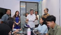 Menteri Ketenagakerjaan Yassierli berdialog santai dengan para peserta magang mengenai pentingnya sertifikasi kompetensi.