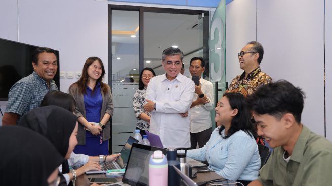 Menteri Ketenagakerjaan Yassierli berdialog santai dengan para peserta magang mengenai pentingnya sertifikasi kompetensi.