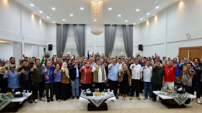 Menteri Ketenagakerjaan Yassierli bersama Menteri Lingkungan Hidup Mohammad Jumhur Hidayat dan mitra strategis ketenagakerjaan di Ciloto.