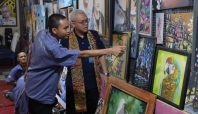 Sekjen Kemnaker Cris Kuntadi meninjau hasil karya seni warga binaan di Lapas Kelas I Malang.