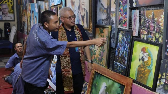 Sekjen Kemnaker Cris Kuntadi meninjau hasil karya seni warga binaan di Lapas Kelas I Malang.