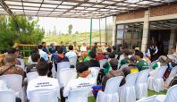 Menteri Ketenagakerjaan Yassierli berdialog dengan petani dan warga Desa Karamatwangi di Agrowisata Tepas Papandayan, Garut.