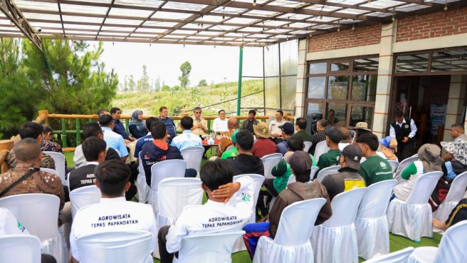 Menteri Ketenagakerjaan Yassierli berdialog dengan petani dan warga Desa Karamatwangi di Agrowisata Tepas Papandayan, Garut.