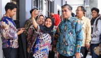 Menteri Ketenagakerjaan Yassierli berswafoto dengan peserta Talent & Innovation Hub Activation Series di BPVP Bandung Barat.