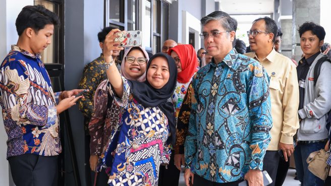 Menteri Ketenagakerjaan Yassierli berswafoto dengan peserta Talent & Innovation Hub Activation Series di BPVP Bandung Barat.
