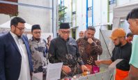 Wakil Menteri Ketenagakerjaan Afriansyah Noor meninjau stan produk inovasi UMKM saat kunjungan kerja di Jakarta.