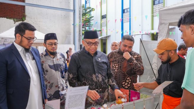Wakil Menteri Ketenagakerjaan Afriansyah Noor meninjau stan produk inovasi UMKM saat kunjungan kerja di Jakarta.